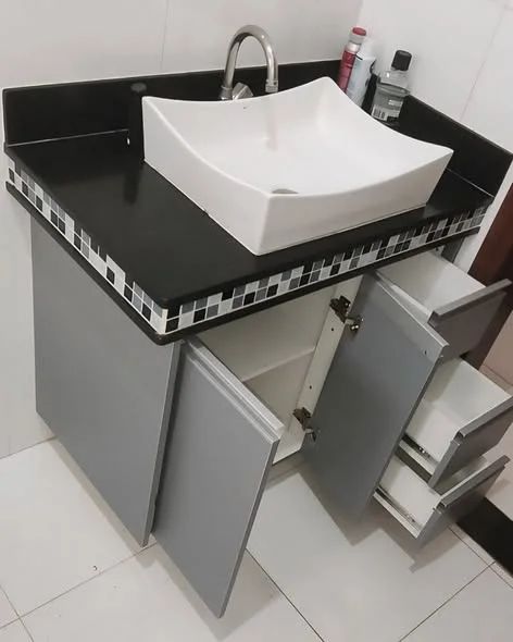 Gabinete cinza com portas e gavetas abertas mostrando o espaço interno