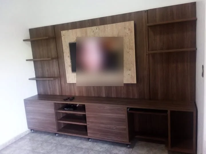 Estante com painel de TV amadeirado, prateleiras e nichos
