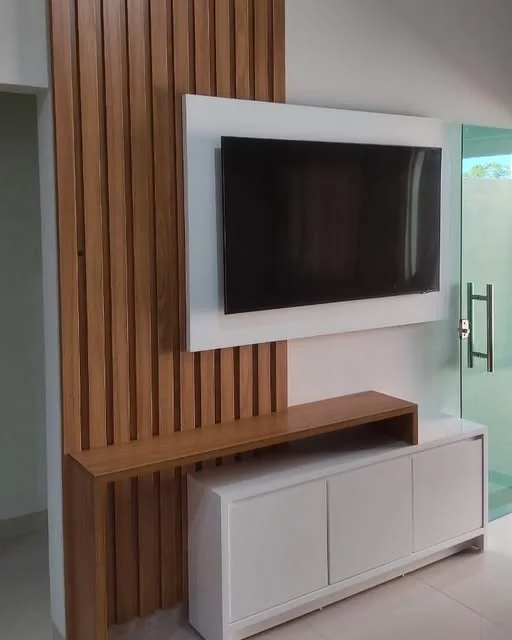 Painel de TV com ripado de madeira e rack branco